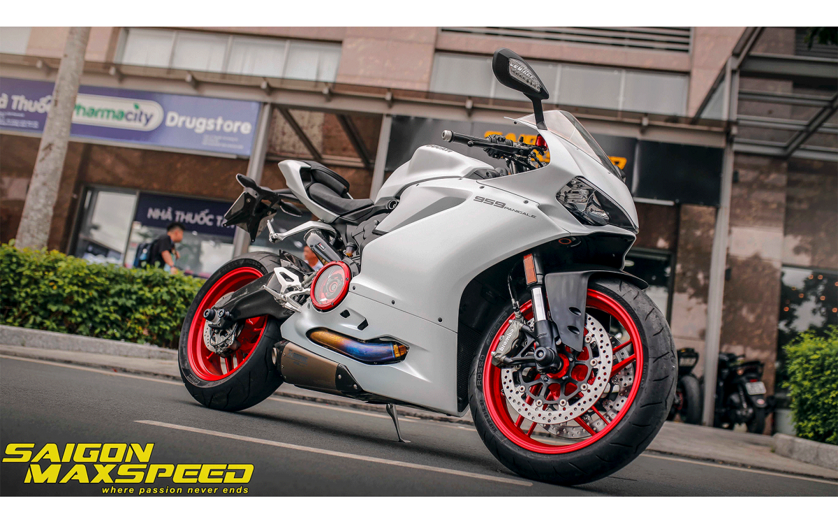 Ducati Panigale 959 Ngọc Trinh độ pô AKRAPOVIC hơn 100 triệu